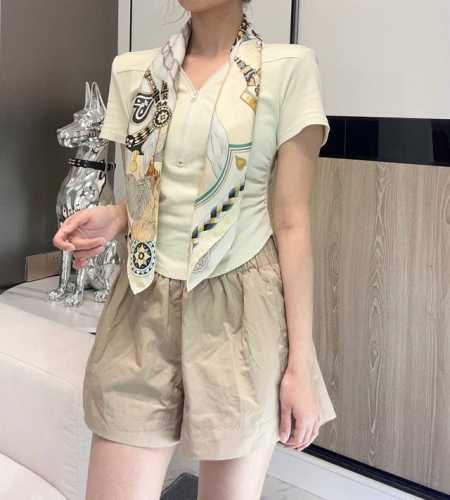 甜蜜的鞍具”90方巾 手工卷边斜纹真丝方巾 %桑蚕丝 。 这款爱马仕的经典单品展现强大而迷人的女性魅力精髓。此90厘米方巾推陈出新，诠释无限的情感和自由，以别样