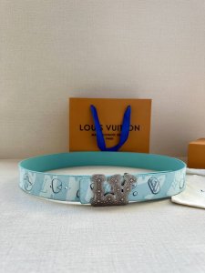 4.0宽Lv Aqua 双面腰带为传统设计引入现实主义意趣。Monogram Aqua 帆布以 3D 水滴图案模糊 Monogram 图案的经典轮廓，将相同意境