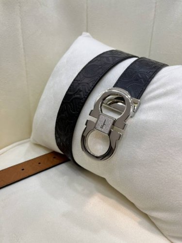 Ferragamo菲拉格慕男士专柜对版金属扣，头层牛皮双面外用腰带，商务通勤休闲场合均适合佩戴。3.5Cm