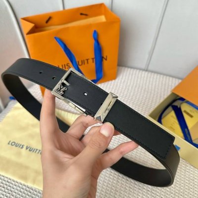 特 片裝1 寬度：35Mm 驢家Ss春夏新品腰帶系列 寬度3.5Cm 意大利原廠皮料 搭配精緻菱形介子 針扣設計五金 全方位精打細磨 精密度厚金電鍍 效果很贊的