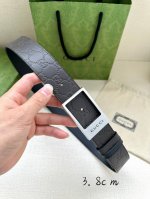宽度3.8Cm Gucci 双面腰带，一侧为Gucci Signature皮革，反面一侧为单色皮革。配以长方形互扣式带扣。 黑色Gucci Signature皮