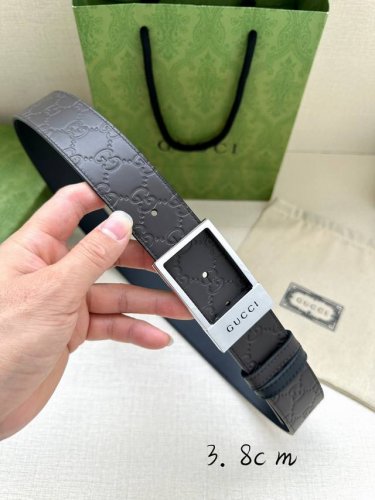 宽度3.8Cm Gucci 双面腰带，一侧为Gucci Signature皮革，反面一侧为单色皮革。配以长方形互扣式带扣。 黑色Gucci Signature皮