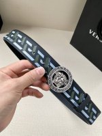 特 宽度4.0Cm Versace此款个性皮带由皮革制成，饰有Royal Rebellion印花，配有标志性Medusa五金配件搭扣