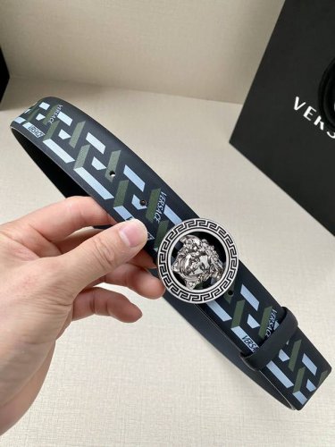 特 宽度4.0Cm Versace此款个性皮带由皮革制成，饰有Royal Rebellion印花，配有标志性Medusa五金配件搭扣