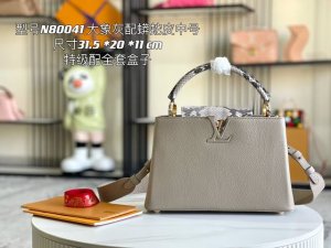 163 芯片 特级配全套包装 特级精品原厂皮 M80041大象灰配蟒蛇金扣 第一家路易威登门店开在巴黎的嘉布遣街上，Capucines手袋与品牌一样经久不衰，可