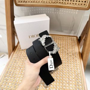 Dior 3.5Cm 新款腰带 经典Cd五金扣饰以羽毛形装饰 双面头层荔枝纹搭配 新颖独特 优雅气质十足