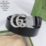 特 古奇 顶级货 宽度3.7Cm 双面进口全粒面荔纹小牛皮，黑色搭配咖啡，全粒面皮料越用皮面越发光亮，性价比十足。 扣头：纯铜旋转扣
