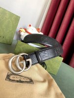 Gucci 古琦 4.0寬Marmont系列印花压纹皮革腰带 Guccio Gucci字母交织图案巧妙融入纹理和材质变化，以印花压纹形式点缀在这款腰带的黑色皮革