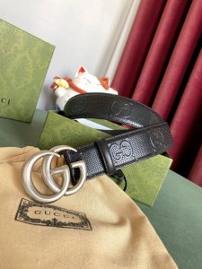 Gucci 古琦 4.0寬Marmont系列印花压纹皮革腰带 Guccio Gucci字母交织图案巧妙融入纹理和材质变化，以印花压纹形式点缀在这款腰带的黑色皮革