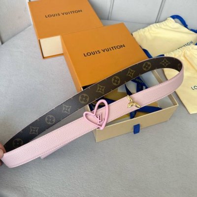 寬：30Mm 驢家新品 特別限定女士腰帶 皮帶採用雙面設計 帶身帆布面襯托荔枝紋牛皮 全新搭扣以金色金屬打造 飾以與皮帶同色的心型搭扣 末端則以琺瑯花卉圖案完美
