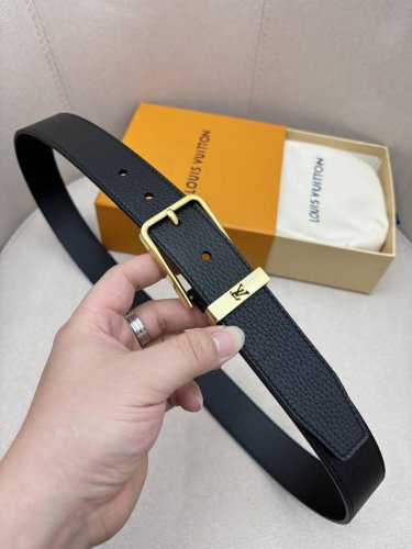 Lv路易男士 宽度3.5Cm 简单大方 精品五金 双面进口皮 佩戴效果非常不错 送礼自用最佳推荐