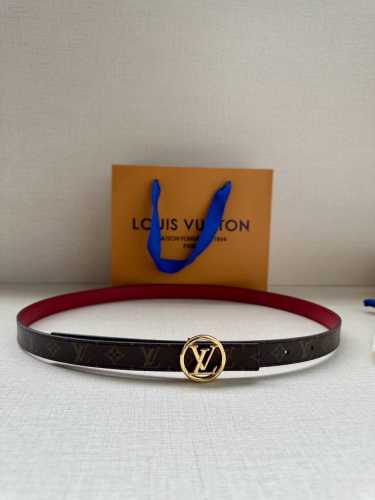 女款 2.0宽 本款 Lv Iconic 双面腰带新款 搭配标志性 Iconic 搭扣，无论展现 Monogram Reverse 帆布或素雅牛皮革，均可为挚爱