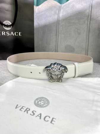 宽度4.0Cm Versace 范思哲此款柔软的皮带饰3D美杜莎腰带扣，可搭配正装或休闲牛仔装。 - 点击图像关闭