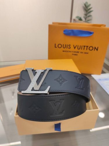 特 L0Uis Vuitt0N Lv 男士专柜品质腰帶 寬度40毫米 配置精钢字母搭扣 扣头可随意搭配 皮质柔软 手感细腻舒适