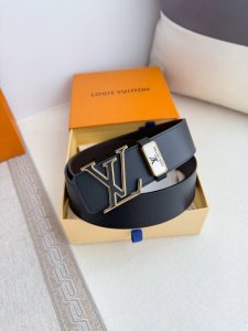 品名： Lv..路易..威登腰带皮带原单 型号：挂扣，经典纯钢材质挂扣，头层牛皮，图片实物拍摄 材料：头层牛皮，挂扣系列，纯钢材质扣头，钯镀电镀工艺永不掉色。原