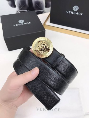 此款皮革腰带饰有标志性的Versace美杜莎头像搭扣，彰显品牌格调。是一款精美的衣橱必备单品。4.0Cm宽，