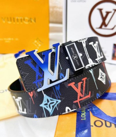 皮带：Lv..路易..顶级原单复刻. 腰带：百分百头层牛皮，保证真皮。双层渐变色磨砂烤漆设计，24K纯钢扣材质，永不掉色涂鸦彩绘图案艺术双面可用专柜同等质量，