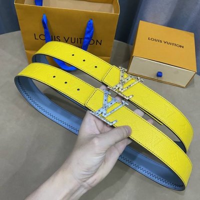 驴家新品腰带系列宽度4Cm 原廠荔枝飾有品牌花紋 帶有渐变视觉效果 进口柔軟小牛皮底搭配经典字母搭扣！ 雙面用 时尚潮流搭配必备款！