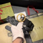 特 宽4.0Cm Gucci 每一季，品牌标识都会吐故纳新，于经典之中融入新意。在这款腰带上，经典Gg标识以亮眼之姿生动呈现，与双G造型配件相得益彰
