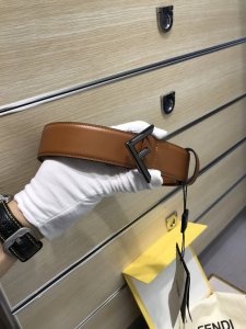 特 配送专柜包装 打孔针 新款 Fd 宽35Mm 支持Nfc 芯片扫描，标志造型皮带，原版圆柱F“福到”铆钉扣，进口原版 焦糖色小牛皮制成，镀金表面金属制品，品