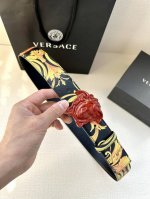 宽度4.0Cm Versace范思哲此款Palazzo腰带采用牛皮革面料制作，并饰有Le Pop Classique图案印花和标志性的美杜莎五金配件。