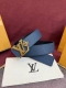 Lv Initiales Taurillon Monogram 40Mm 可翻转腰带散发出自信与内敛的气质。此款设计采用柔韧的Taurillon皮革制成，整体风