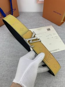 4.0宽 :Shape 双面腰带拼接 Monogram Prism 压纹与小牛皮，Shape 搭扣，以 2025春夏系列 Lv Shape 腰带的崭新呈现跻身全