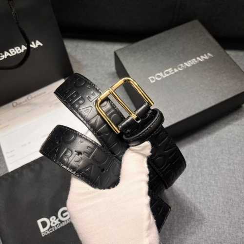 Dg，宽3.5Cm Dolce&Gabbana 全新小牛皮腰带，干练摩登配饰，缀以缎纹金色电镀金属细节。 小牛皮腰带，缀以缎纹金色电镀金属细节：