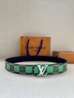特 本款 Lv Initiales 双面腰带出自 春夏男装秀场，为 Damier Pop 帆布浸染潮流新色，翻转可见光滑素雅牛皮革。Lv 字母搭扣与崭新 Lou