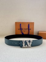 4.0宽 Lv Ranch 双面腰带再现 2024 春夏男装秀场的凌厉风范，为细腻牛皮革点缀崭新搭扣。西部风格 Lv 字母呈现做旧金属效果 牛皮革 做旧金属件