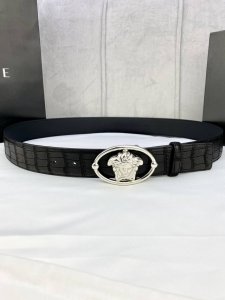特 宽度4.0Cm Versace范思哲采用精挑细选进口牛皮，此款鹿皮腰带配有醒目的美杜莎头像搭扣，可为任何造型增添几分立体雅致效果。