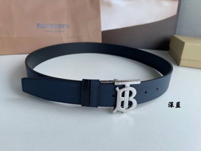 Burberry博柏利双用专属标识Bt图案皮革腰带，自从换了设计师之后画风大变，更受年轻人的喜爱，男士的配饰相对来说偏少，所以一条精致时尚的腰带尤为重要，不但实