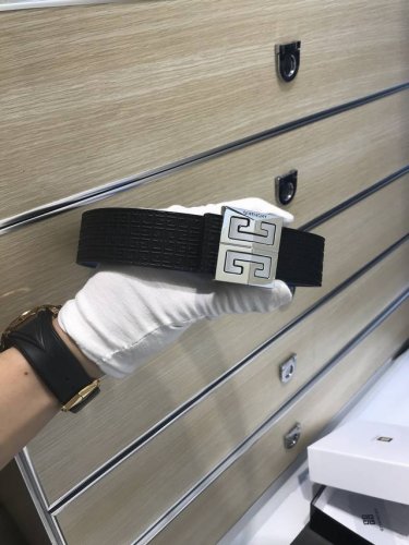 配送专柜包装 打孔针 批 宽35Mm，原单进口小牛皮 头层牛皮，搭配原单钌钯电镀Gg扣，手感.油边近乎完美，原产皮料定制，质感无可挑剔，出众的细节，高清实拍，货