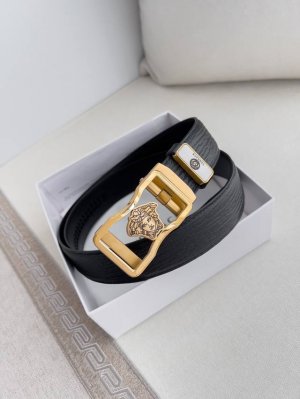 品名：范思哲.Versace.皮带腰带自动皮带 型号：自动带，纯钢材质经典人头自动扣，图片实物拍摄 腰带：百分百头层牛皮，自动带身，保证真皮。24K纯钢扣永不掉