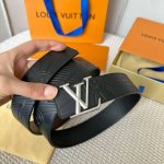 寬度：40Mm Lv Pyrmide Truck L Oeii雙面腰帶 驢家 海外原單代特供 面為進口小牛皮壓飾有標誌性品牌圖案效果工藝 原廠配色柔軟小牛皮底