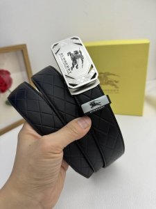品名：巴宝莉 自动带 材质：原单牛皮腰带 百分百头层牛皮腰带保证真皮，24K纯钢扣，专柜原单品质、做工精细，时尚大牌，送人自用首选 包装： 请认准如图专柜包装赠
