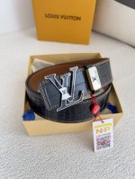 品名： Lv..路易..威登腰带皮带原单 型号：挂扣，经典纯钢材质磨胶面字母挂扣，头层牛皮，图片实物拍摄材料：头层牛皮，挂扣系列，纯钢材质扣头，钯镀电镀工艺永不