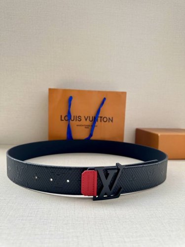 Lv4.0宽 Shadow 腰带拥有 Monogram Shadow 皮革的经典风尚和素面皮革的内敛格调 再为 Lv 新款扣头 以摩登笔触焕新男士衣橱