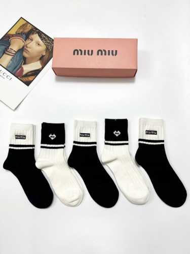 配包装 一盒5 双 缪缪 Miumiu 经典刺绣字母Logo 纯棉中筒袜 ，重工刺绣 工艺，Ins超火爆红人同款，搭配精美面料，保暖又时尚 潮人必备 ，个性时尚