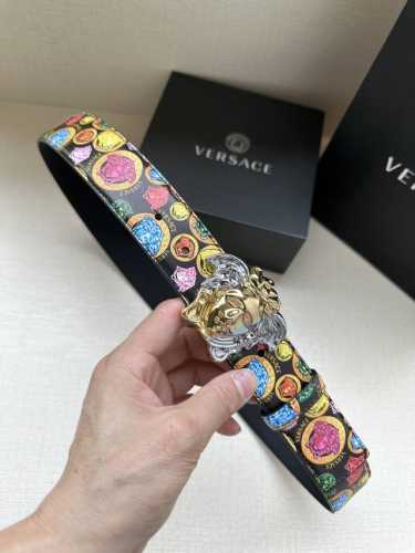 特 宽度4.0Cm Versace范思哲此款Palazzo腰带采用牛皮革面料制作，并饰有Le Pop Classique图案印花和标志性的旋转尾夹美杜莎五金配件