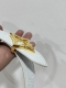 特 双面腰带选用 Monogram 帆布和 Monogram 压纹皮革演绎两式风尚，以宛若珠宝的柔美搭扣致意 Monogram 花卉，可为各式造型注入典雅风采。