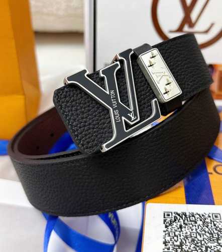 皮带：Lv.路易威登顶级复刻- 腰带：原单品质百分百进口原厂头层牛皮，保证真皮。雕花镂空设计浮雕工艺.真空电镀.永不掉色.24K纯钢扣头层小牛皮荔枝纹双面可用专
