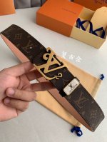 品名： Lv..路易..威登原单 型号：双面使用挂扣，新款钢扣，图片实物拍摄 材料：头层牛皮，挂扣系列，纯钢质扣头，钯镀电镀工艺永不掉色。带身可双面使用，咖老花