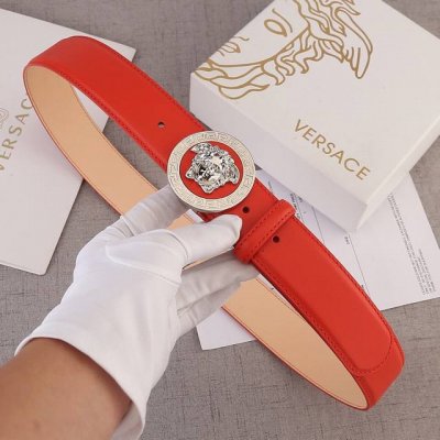 宽度4.0Cm Versace 范思哲 此款柔软的皮带饰彩色3D美杜莎腰带扣，可搭配正装或休闲牛仔装。