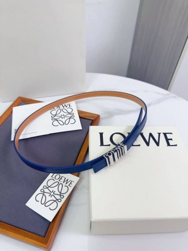 特 Loewe 罗意威专柜最新同款腰带 选用光滑牛皮革窄款腰带 配有Anagram Pebble针扣 卓越的工艺 个性的造型 精美的材质 宽 15Mm
