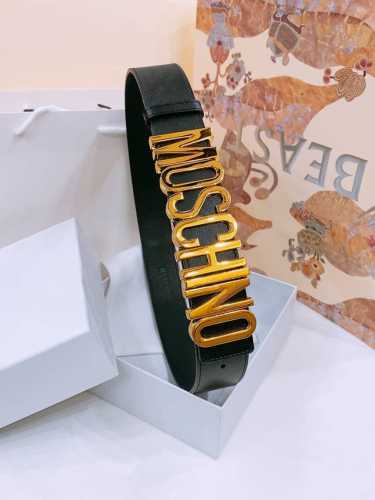 Moschino 百搭字母搭扣，双面头层平纹腰带 宽4.0Cm。奢华百搭上身效果巨好