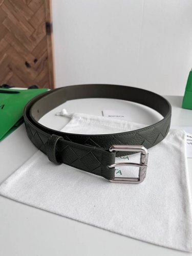 Bv 2026最新款男士编织腰带 纯手工Intreccio大格子编织 意大利原厂荔枝纹小牛皮 扁孔设计 搭配微复古银色带格纹滚轮针扣 可活动皮圈 宽度35Mm