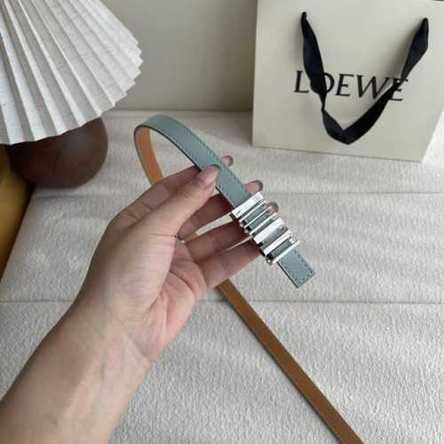 特 Loewe经典牛皮革腰带，亮面Loewe几何腰带扣。宽1.5Cm，Zp开发，细节精致。罗意威这款皮带旁人看到的像是条形码，自己低头看是她的Logo，太喜欢这