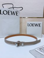 Loewe 罗意威专柜最新同款腰带 选用光滑牛皮革窄款腰带 配有Anagram Pebble针扣 卓越的工艺 个性的造型 精美的材质 宽:2.0Cm