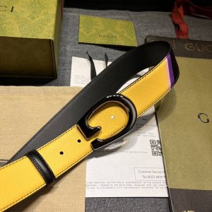 特 古奇，宽4.0Cm，进口小牛皮，新款 这款双色调男士腰带以现代风格手法混搭黑色和黄色皮革，并饰以低调的紫色和粉色条纹。闪亮金色调g搭扣展现整款设计的突出亮点